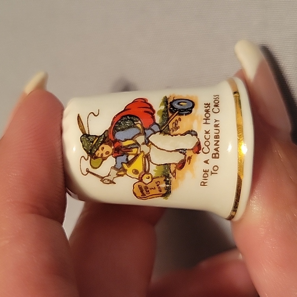HORSE TO BANBURY CROSS BONE CHINA THIMBLE